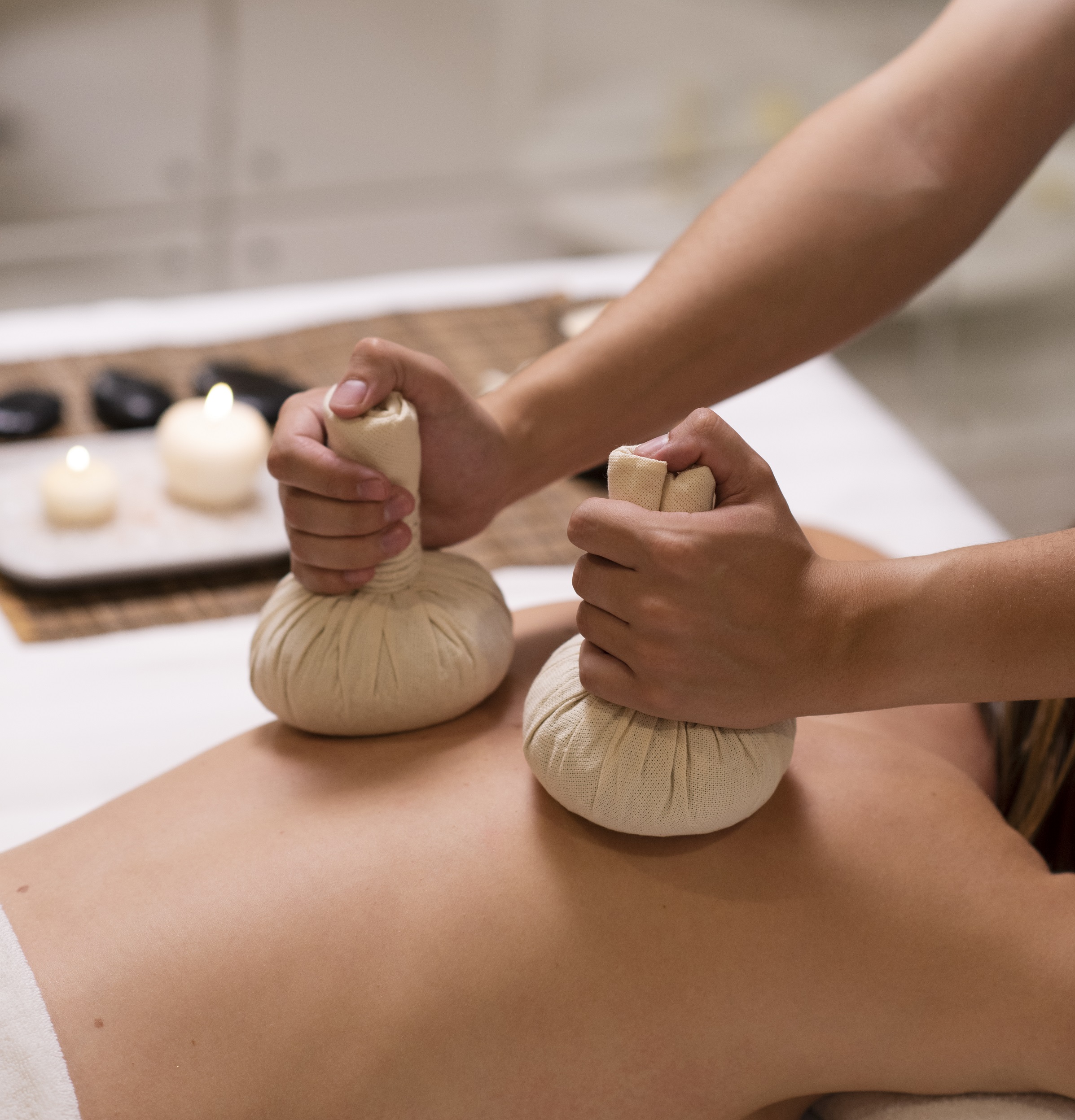 Массаж травяными мешочками